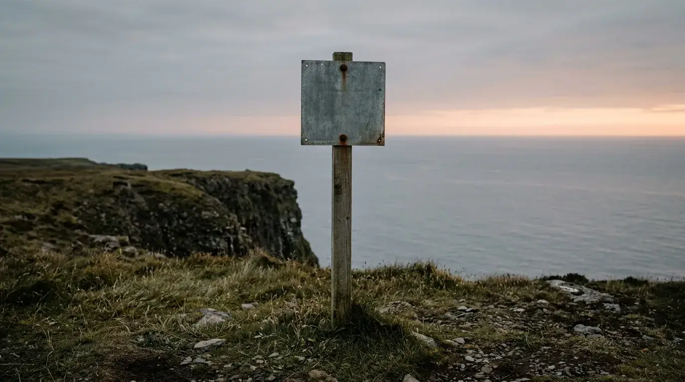 Warnschild vor einer Klippe am Meer als Sinnbild für Angebote außerhalb der deutschen Lizenz